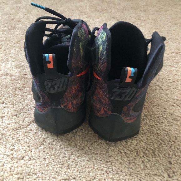Nike Lebron XIII Shoes - Picture 3 of 5